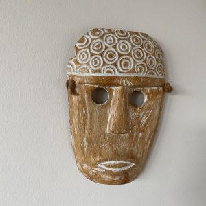 Masivní dřevěná maska